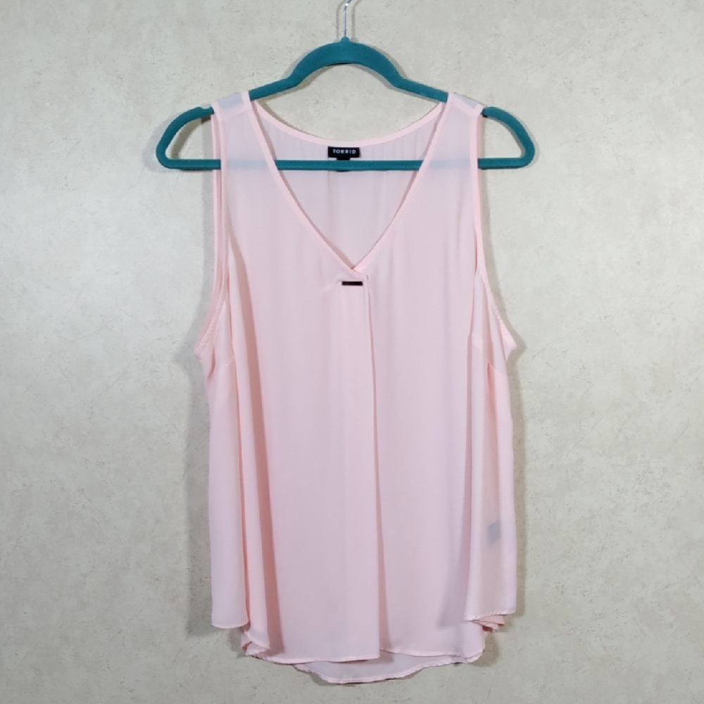 7174 Torrid peach crepe v-neck sleeveless blouse neck detail 1X